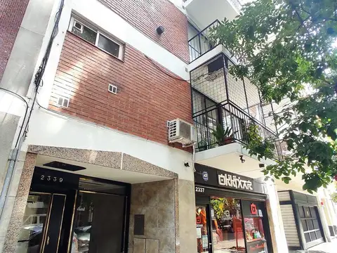 A pasos del subte ,con cocina separada.