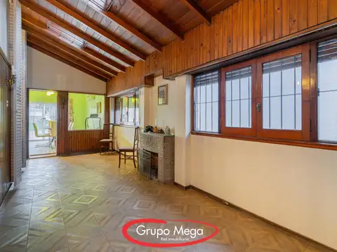 En Venta Casa s/lote de 8.70x 47, 4 ambientes con gran fondo 407 m2 tot tot