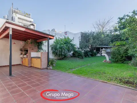 En Venta Casa s/lote de 8.70x 47, 4 ambientes con gran fondo 407 m2 tot tot