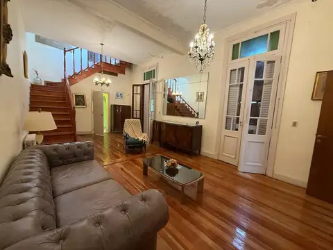 En Venta Casa s/lote de 8.70x 47, 4 ambientes con gran fondo 407 m2 tot tot