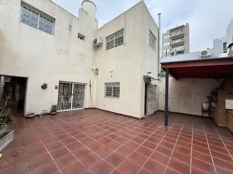 En Venta Casa s/lote de 8.70x 47, 4 ambientes con gran fondo 407 m2 tot tot