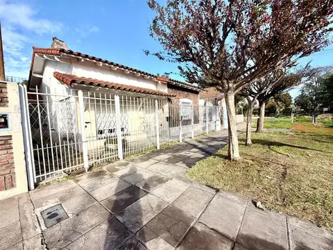 SANTA MARIA DE ORO 3186 - CHALET EN PLANTA BAJA A RECICLAR.-