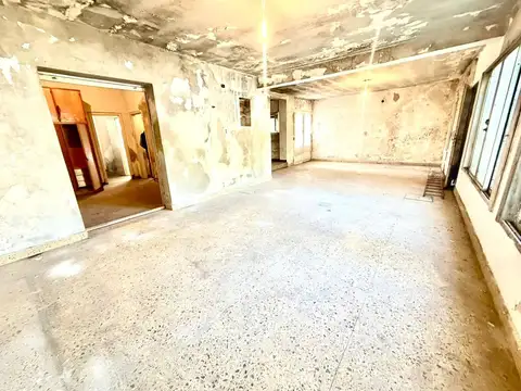 SANTA MARIA DE ORO 3186 - CHALET EN PLANTA BAJA A RECICLAR.-