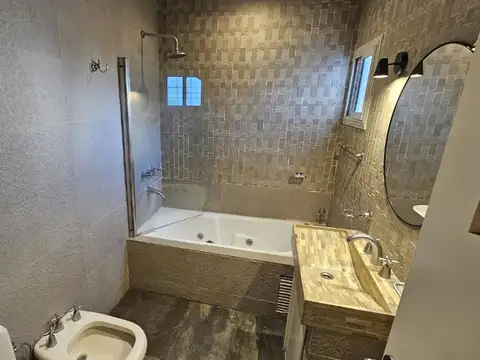 Casa 6 ambientes con 2 baños