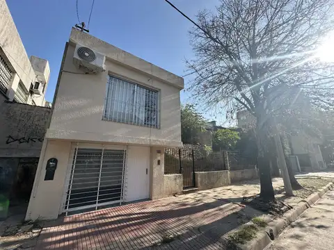 Casa 7 ambientes con 2 baños