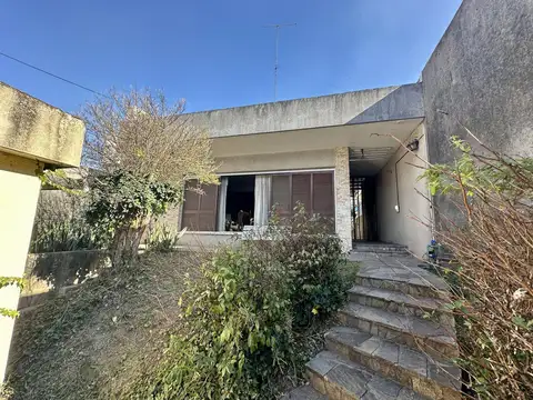 Gran casa en Venta de 7 ambientes, patio y terraza. Estudio/local al frente. Pleno Centro Zarate