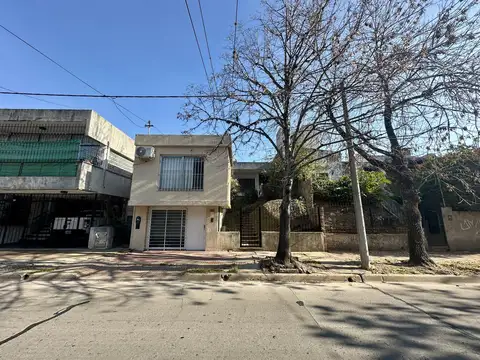 Gran casa en Venta de 7 ambientes, patio y terraza. Estudio/local al frente. Pleno Centro Zarate