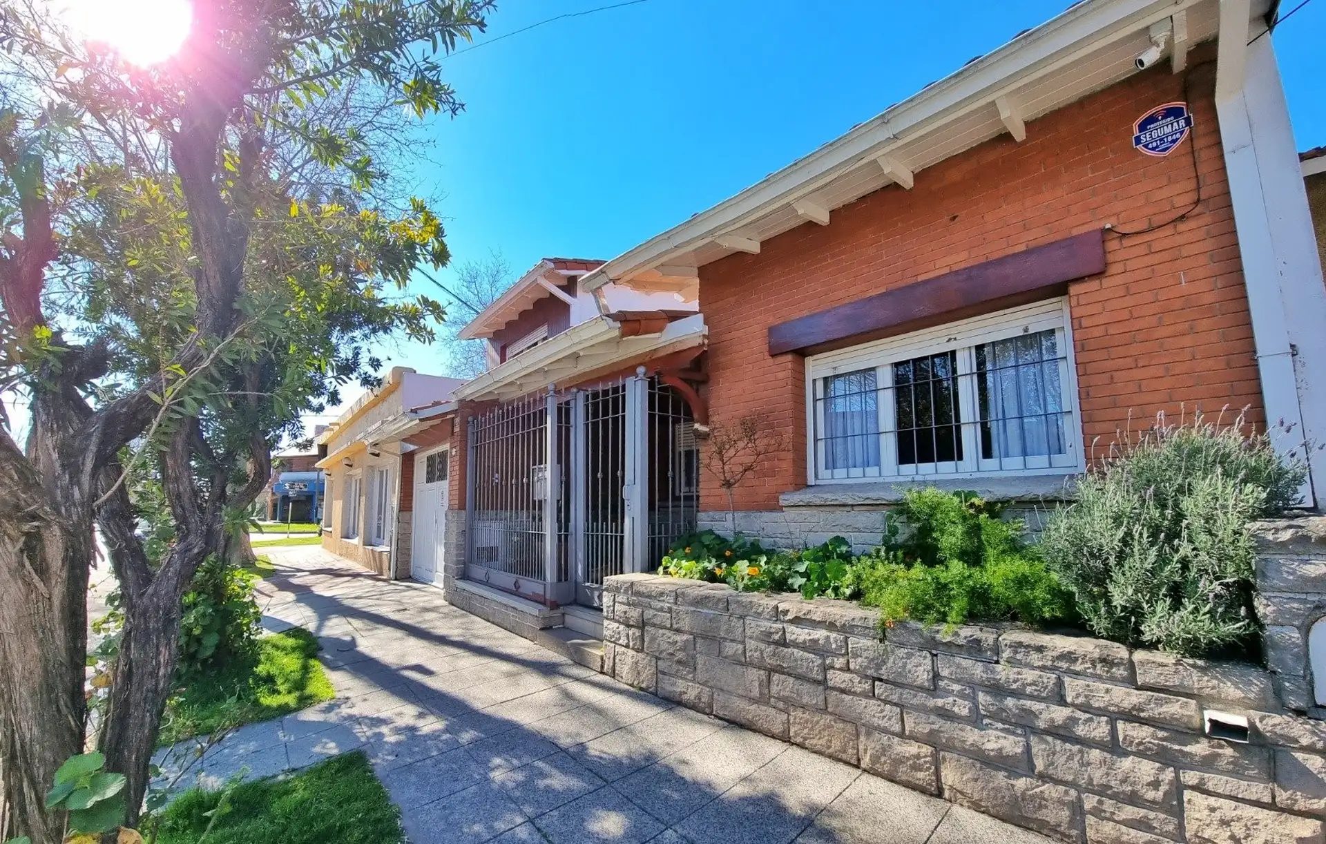 Chalet 4 amb. con garage y quincho - Santiago del Estero y Av. Paso