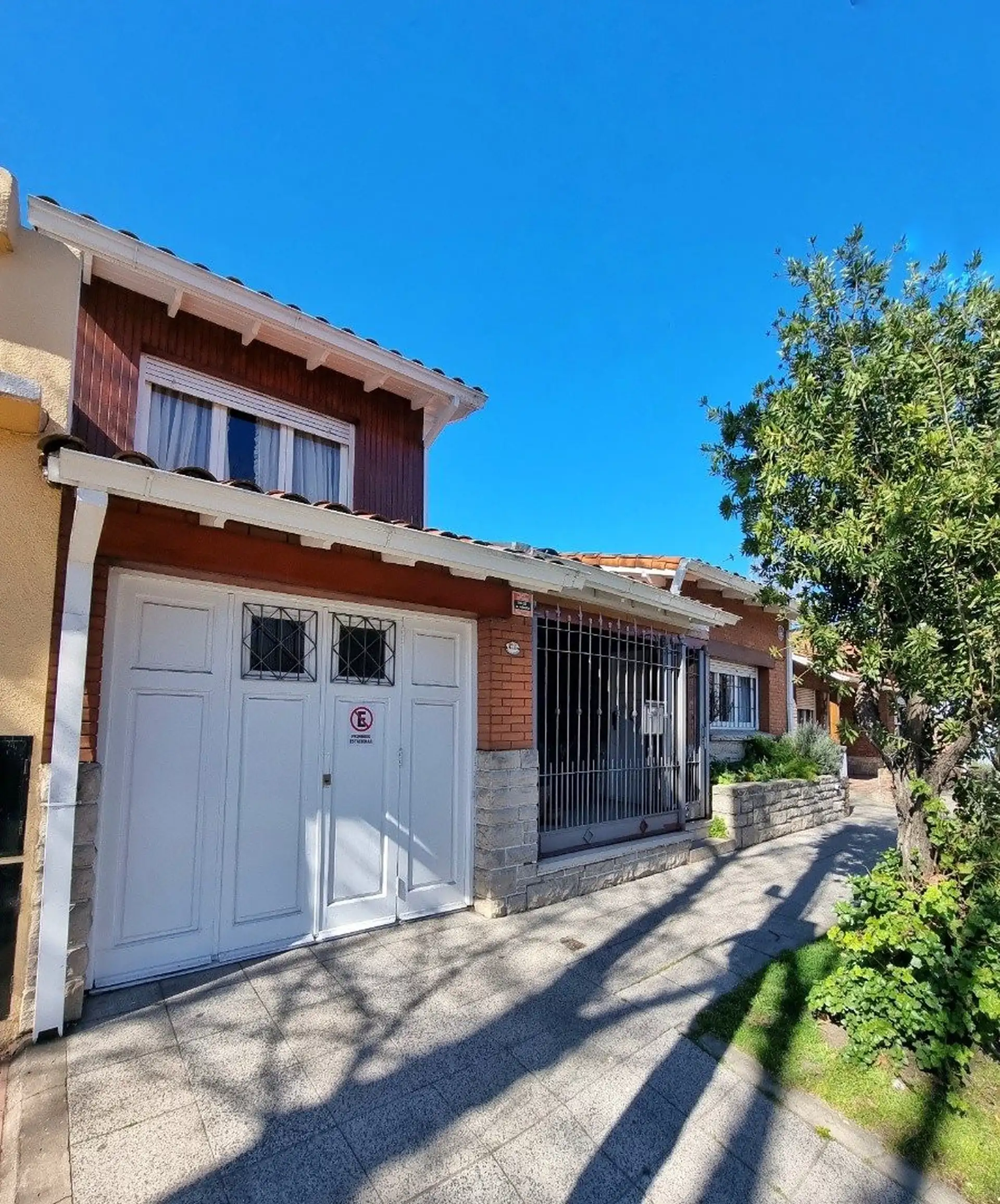 Chalet 4 amb. con garage y quincho - Santiago del Estero y Av. Paso
