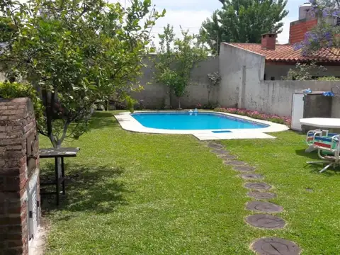 Chalet en Venta 6 ambientes Parque Piscina Garaje x2 Haedo
