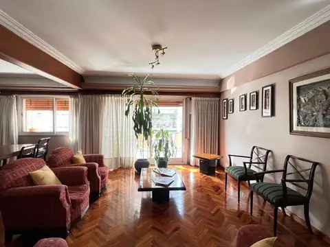 Pumacahua, a metros de Av. Rivadavia - Impecable e importante piso 5 dorm c/dep y cochera fija. Impecable estado