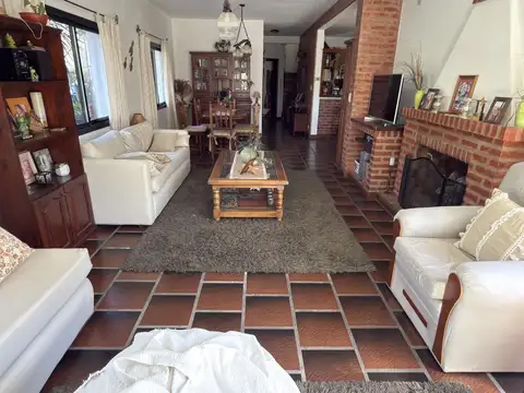 Casa en Alquiler con 4 cocheras