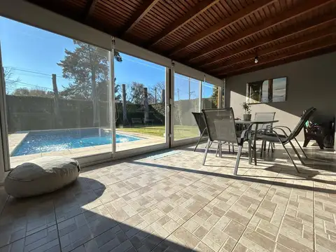 Casa 4 ambientes con 2 baños