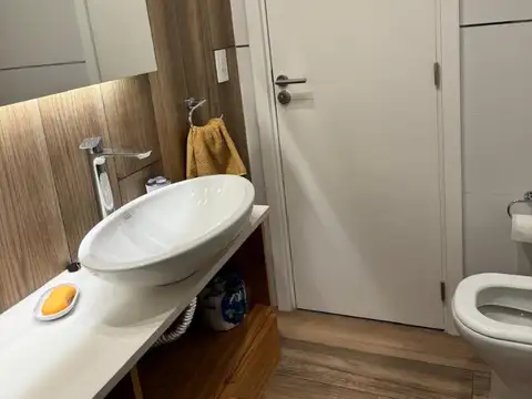 Depto 2 amb con cochera fija y balcones