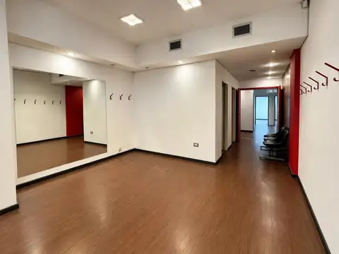 VENTA LOCAL / OFICINA 110 M² CON PATIO Y 3 CONSULTORIOS – ABASTO