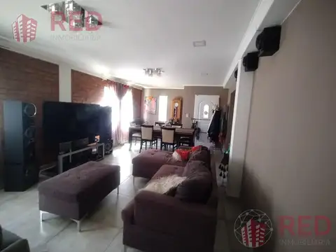 Casa 8 ambientes con 3 baños