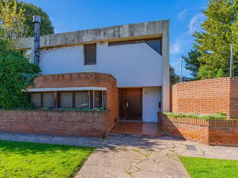Casa en venta de 5 ambientes con parque en el barrio Don Bosco