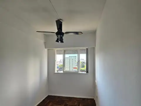 Hermoso y luminoso 3 ambientes sobre la Avenida Directorio, piso alto muy buenas dimensiones y distr