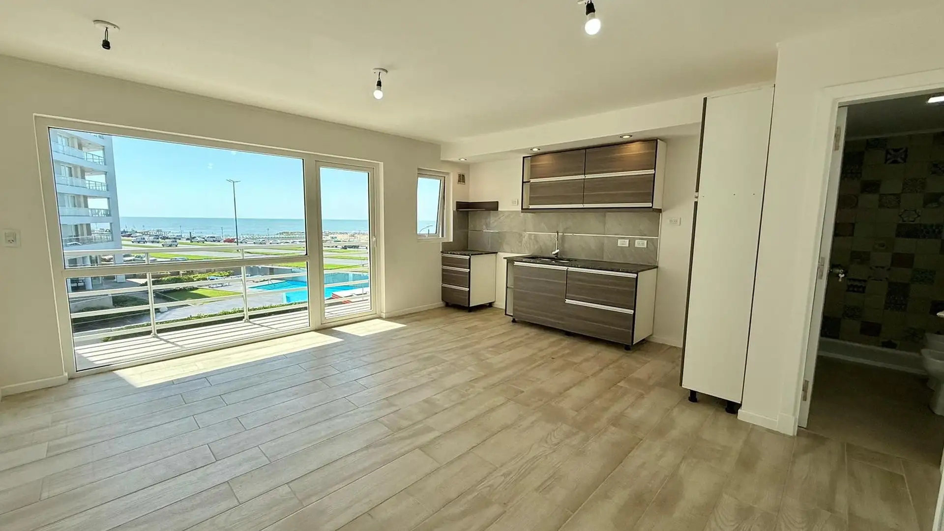 Monoambiente con balcon saliente y vista al mar. A estrenar.