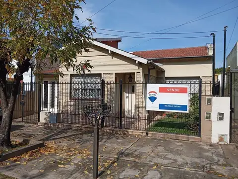 VENTA. GRAN CASA EN BANFIELD ESTE.PERMUTA!