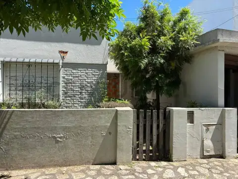 VENDEMOS CASA EN CITY BELL ENTRE CAMINOS