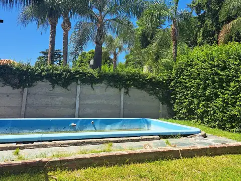 VENTA - CASA 4/5 AMBIENTES CON PILETA Y JARDIN - 2 COCHERAS - LOTE PROPIO