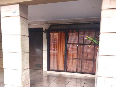 Localcito en entrada de edificio con baño y espacio para cocinita