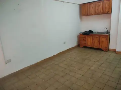 Localcito en entrada de edificio con baño y espacio para cocinita