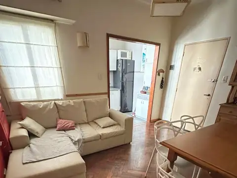Agüero al 700 entre Tucumán y Lavalle, Abasto. Piso 4. Contrafrente. 3 ambientes. 2 dormitorios. Completamente reciclado a nuevo. Impecable. Muy luminoso. 56,5 m2 totales y cubiertos. Precio incluye muebles y equipamiento. Tiene gas. Conexión lavarropas.