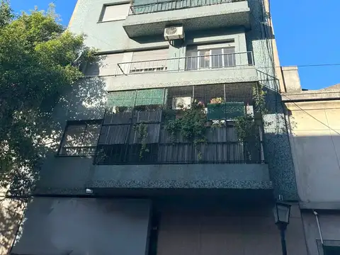 Agüero al 700 entre Tucumán y Lavalle, Abasto. Piso 4. Contrafrente. 3 ambientes. 2 dormitorios. Completamente reciclado a nuevo. Impecable. Muy luminoso. 56,5 m2 totales y cubiertos. Precio incluye muebles y equipamiento. Tiene gas. Conexión lavarropas.