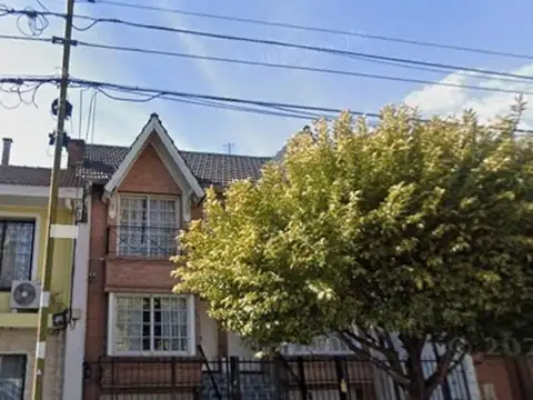 triplex 4 ambientes con cochera para 2 autos fondo y 3 baños