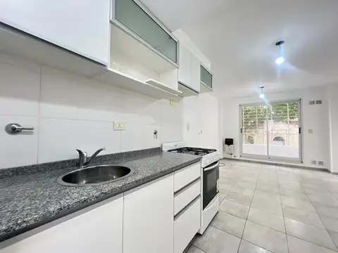 Alquiler departamento Rosario 1 dormitorio Pichincha con balcón al frente y Patio