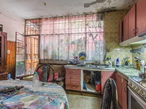 Casa 9 ambientes con 2 baños