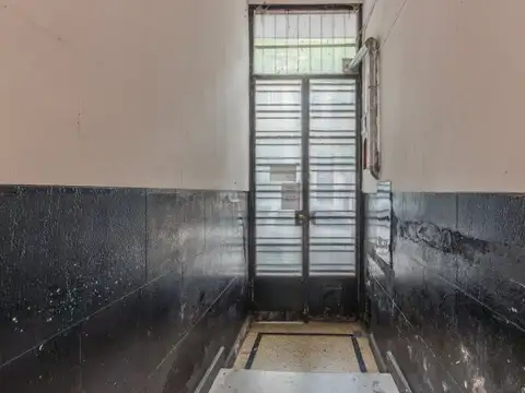 Avenida Carlos Calvo 2400, Piso 0