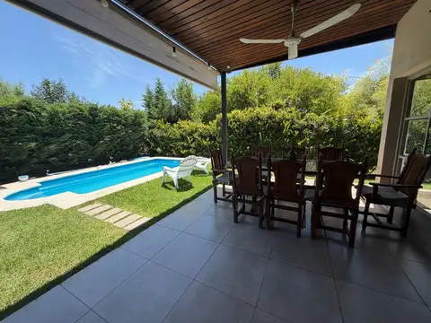 Casa 4 ambientes con 2 baños