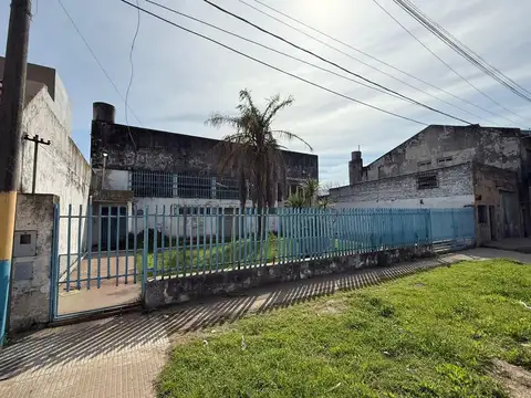 Galpón en venta de 360 m2 cubiertos y 967 m2 de terreno 