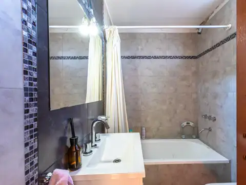 Casa 6 ambientes con 2 baños
