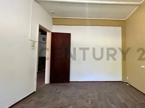 Venta Casa de 3 Dormitorios en esquina a reciclar en Granadero Baigorria