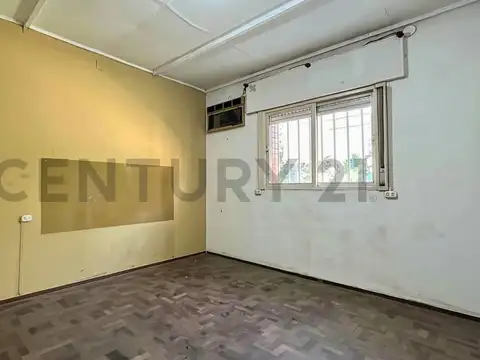 Venta Casa de 3 Dormitorios en esquina a reciclar en Granadero Baigorria
