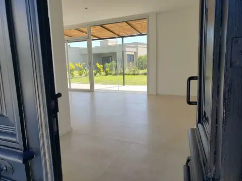 Casa en Venta con 3 cocheras