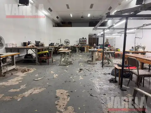 Deposito en Venta 2 plantas en Venta en AV.Cobo al 1300 Parque Chacabuco u$S 180.000