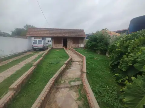 CASA  EN VENTA A REFACCIONAR  EN LA PLATA