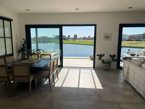Casa en Alquiler Temporal con 3 cocheras