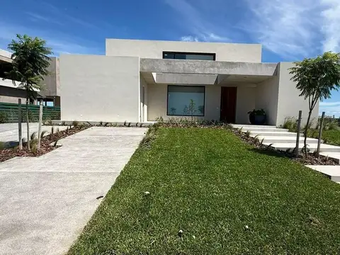 Casa en venta al lago barrio Costas puertos