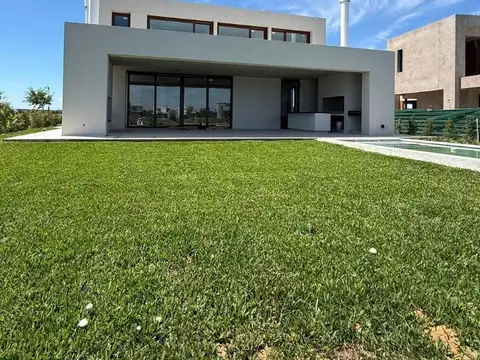casa en costas al lago