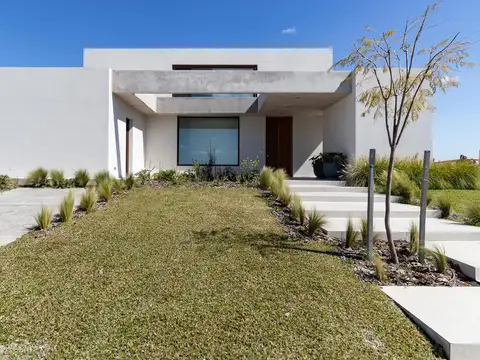Casa en venta al lago barrio Costas puertos