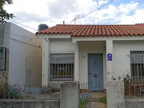 VENTA - CASA AL FRENTE.