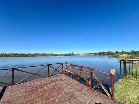 Casa en venta a la laguna con pileta en Muelles
