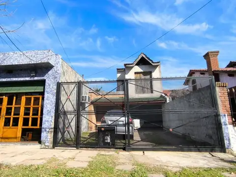 Venta casa con local jardín + depto Pablo Podesta