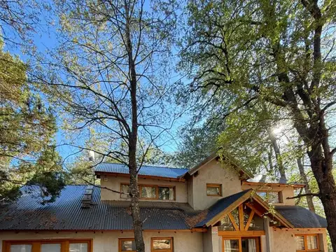 FINA PATAGONIA. Casa en venta c/ cochera en San Martin de los Andes